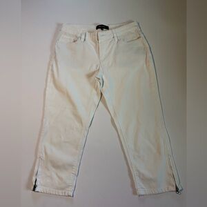 Daisy Fuentes white Cropped Capri Pants with Belt Loops and zippered accent.